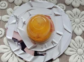 在纸壳周围贴上两圈双面胶！