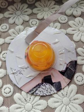 把双面胶上面的那层撕下来！