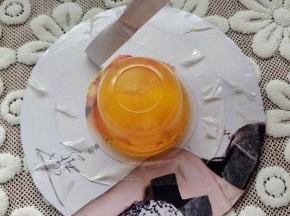 把双面胶上面的那层撕下来！