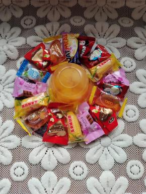 把孩子们喜欢吃的糖果粘在上面！