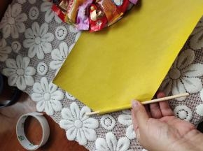 用筷子把黄色卡纸卷起来！(最好用绿色卡纸做。家里绿色卡纸不够了，只好用黄色卡纸代替！)