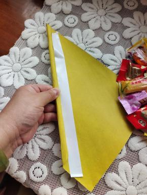 在结尾部分贴上双面胶，粘牢固一点！