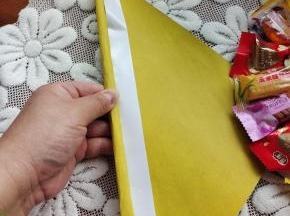 在结尾部分贴上双面胶，粘牢固一点！