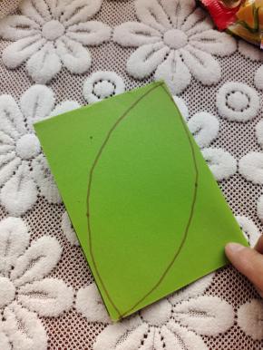 绿色卡纸画成树叶的形状！