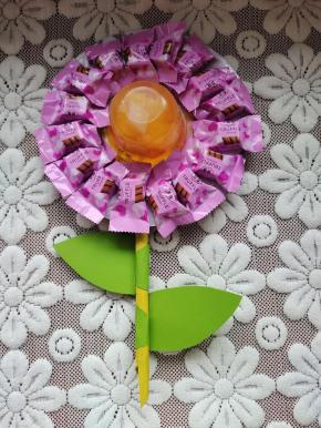 把树叶粘在黄色小棒上！