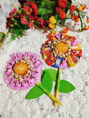 把开心果摆放在果冻四周，充当花蕊！