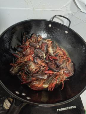 倒入适量的外婆乡小榨菜籽油，烧至七成热，倒入控干水分的小龙虾！