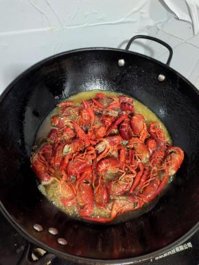 炸至小龙虾颜色全部变红！