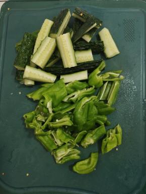 黄瓜洗净切成段，青椒切成小块！
