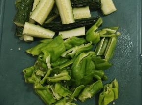 黄瓜洗净切成段，青椒切成小块！