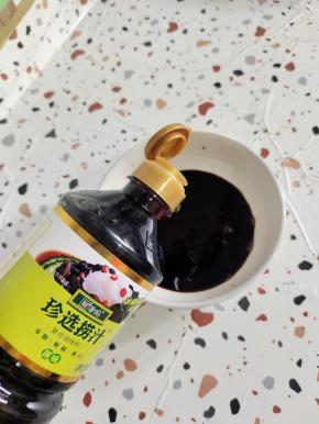 碗中放入两大勺珍选捞汁，一勺蚝油，1勺白糖，一勺盐，搅拌均匀调成料汁儿！