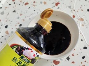 碗中放入两大勺珍选捞汁，一勺蚝油，1勺白糖，一勺盐，搅拌均匀调成料汁儿！