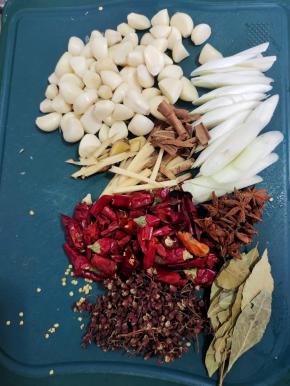 蒜瓣对半切开，小个的蒜瓣可以直接整个放进去！生姜切成丝，葱切成段，干辣椒切成段，花椒，八角，桂皮，香叶备用！
