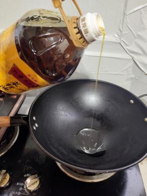 锅烧热倒入适量的外婆乡小榨菜籽油！