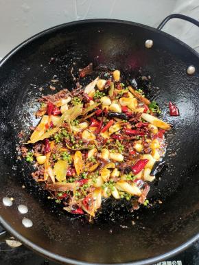 放入生姜，蒜瓣，干辣椒，葱段，花椒，八角，桂皮，香叶，青花椒爆香！再放入郫县豆瓣酱和火锅底料炒出红油！
