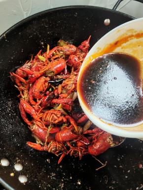 倒入调好的口水虾料汁儿翻炒均匀！