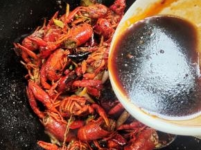 倒入调好的口水虾料汁儿翻炒均匀！