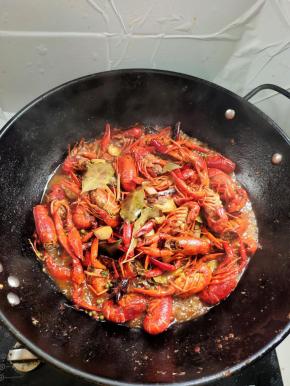 倒入适量的开水，大火煮开！(有条件的可以放入一罐啤酒，味道更好！)