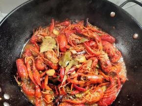 倒入适量的开水，大火煮开！(有条件的可以放入一罐啤酒，味道更好！)