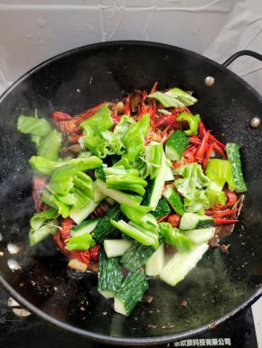 倒入黄瓜和青椒翻炒均匀！