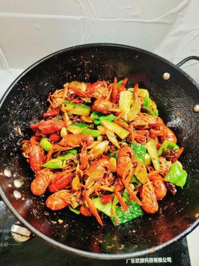 起锅前放入适量的味精和鸡精翻炒均匀即可开吃！