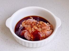 肉丝中加入料酒，生抽，蚝油。