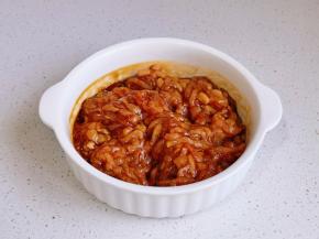 抓拌均匀腌制15分钟。