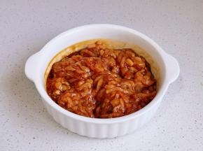 抓拌均匀腌制15分钟。