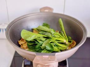 最后加入菠菜，按个人口味加盐调味出锅。