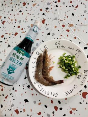 准备太太乐原味鲜减盐生抽，两只基围虾洗净去虾线，适量的葱花备用！