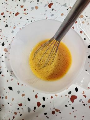 鸡蛋放入碗中，打散！加入食用油，太太乐原味鲜减盐生抽，盐搅拌均匀！