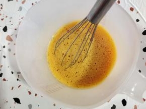 鸡蛋放入碗中，打散！加入食用油，太太乐原味鲜减盐生抽，盐搅拌均匀！