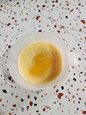 再加入温水，一边加水，一边搅拌！(蛋液和水的比例是1:1.5倍！)