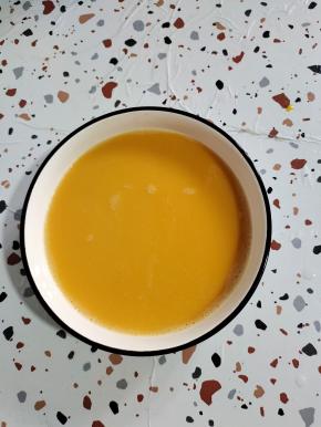 过滤一遍，倒入碗中！(过滤后蒸出来的水蛋才更嫩滑，像布丁果冻一样，没有蜂窝状！)