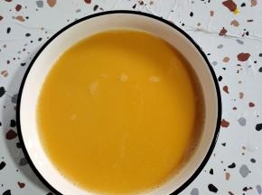 过滤一遍，倒入碗中！(过滤后蒸出来的水蛋才更嫩滑，像布丁果冻一样，没有蜂窝状！)