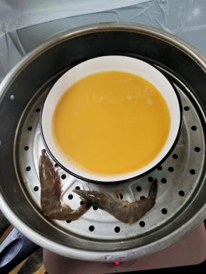 水开，放入蒸锅里！把两只虾也一起放进蒸锅里面蒸！