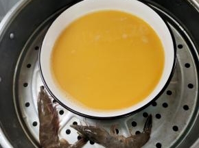 水开，放入蒸锅里！把两只虾也一起放进蒸锅里面蒸！