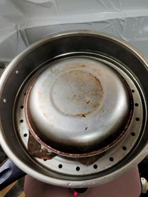 再盖上一个盘子，以免蒸的时候水蒸气滴在碗里！