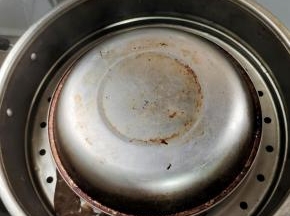 再盖上一个盘子，以免蒸的时候水蒸气滴在碗里！