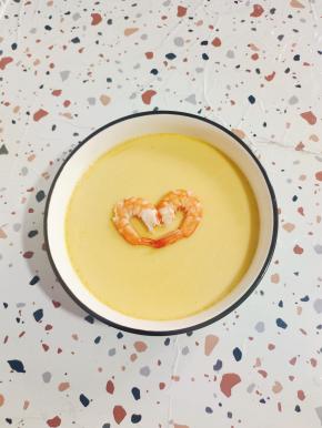 将虾去皮，去头，摆放在蒸蛋上！