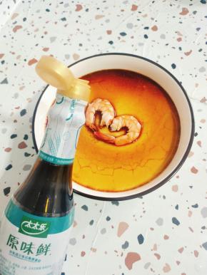 淋上太太乐原味鲜减盐生抽！