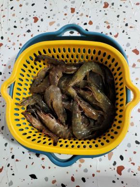 基围虾去虾线，清洗干净控干水分备用！