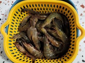 基围虾去虾线，清洗干净控干水分备用！