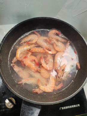 水开，放入基围虾煮两分钟就熟了！