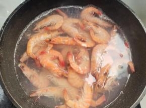 水开，放入基围虾煮两分钟就熟了！