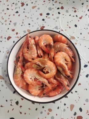 浸泡好的虾捞出控干水分备用！