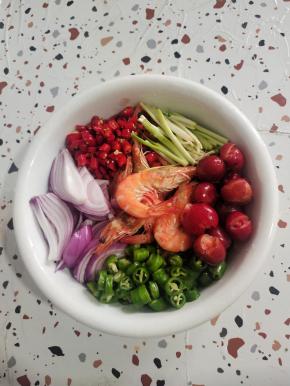 把虾放入大碗中，放入洋葱，小米辣，线椒，小葱段，红叶李用刀拍一下放进去！(没有红叶李的也可以用柠檬来代替！)