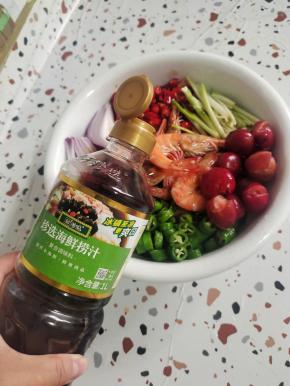 倒入适量的珍选捞汁！