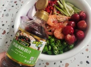 倒入适量的珍选捞汁！