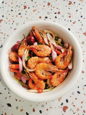 翻拌均匀后，浸泡10分钟就可以吃了！鲜甜Q弹的大虾蘸上酸辣的捞汁儿，好吃到停不下来！